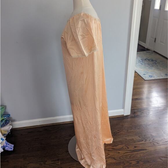 Vintage Woman's Vanity Fair Medium Peach Slip Nightgown Made in USA - Picture 6 of 10
